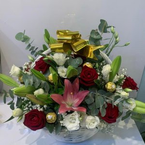 סידור פרחים עם שוקולד