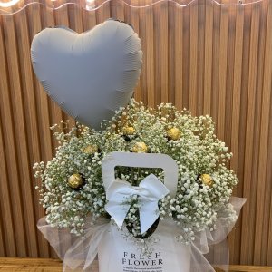 זר גיפסנית בתוך תיק